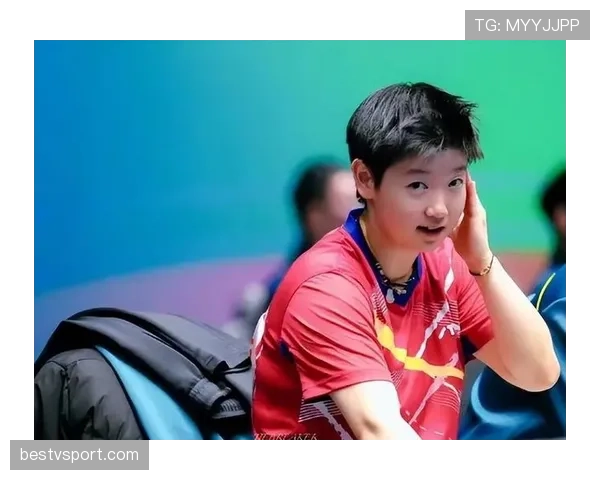 何卓佳训练完啃鸡腿的样子，真不像个靠自律吃饭的运动员