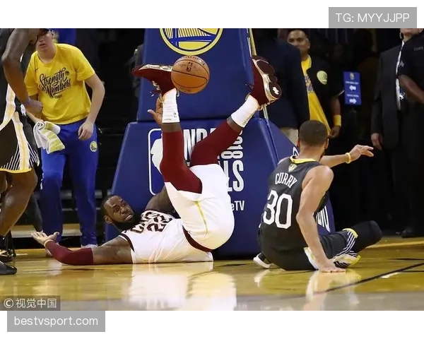 折射手球算犯规吗？裁判判罚背后的规则细节解析