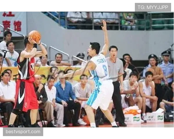 掷界外球判罚要点：双脚着地、双手越过头顶与违规处理