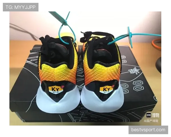 欧文又换发型了？训练迟到还穿限量球鞋去超市买椰子水